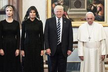 24 de maio - Donald Trump no seu primeiro encontro oficial com o Papa Francisco no Vaticano, onde se fez acompanhar pela filha Ivanka e pela mulher Melania
