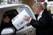 2 de setembro - O presidente dos EUA distribuiu bens materiais aos habitantes do Texas, estado devastado pela passagem do furacão Harvey