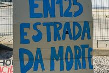 Dezenas de veículos em marcha lenta para exigir fim de portagens na A22