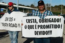 Dezenas de veículos em marcha lenta para exigir fim de portagens na A22