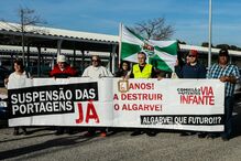 Dezenas de veículos em marcha lenta para exigir fim de portagens na A22