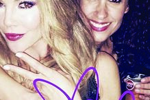 Atriz festeja com uma amiga