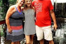 Hannah com o pai e a madrasta