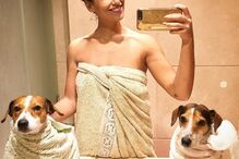 Rita Pereira nua na banheira com as cadelas