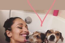 Rita Pereira nua na banheira com as cadelas