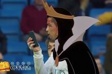 Memes gozam com Ronaldo por ser ver ao espelho com telefone