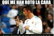 Memes gozam com Ronaldo por ser ver ao espelho com telefone