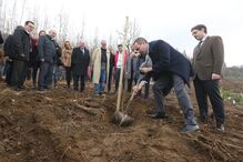 Presidente do Sp. Braga mostrou-se bem-humorado no momento em que plantava uma árvore