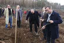 Presidente do Sp. Braga mostrou-se bem-humorado no momento em que plantava uma árvore