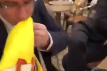 Puigdemont obrigado a beijar bandeira de Espanha