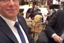 Puigdemont obrigado a beijar bandeira de Espanha