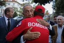 Marcelo abraça bombeiro em Oliveira do Hospital