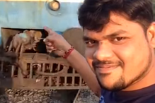 Jovem tira selfie enquanto comboio se aproxima