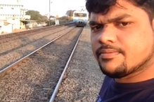 Jovem tira selfie enquanto comboio se aproxima