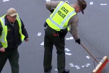 Acidente espalha dólares em estrada norte-americana