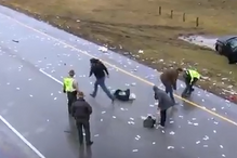 Acidente espalha dólares em estrada norte-americana