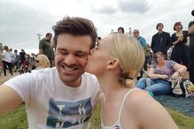 Anita mantém uma relação com Andrea, mas tem outros parceiros sexuais