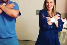 Médico dança com grávidas em trabalho de parto