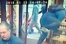 Trava assaltante enquanto compra anel de noivado