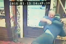 Trava assaltante enquanto compra anel de noivado