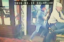 Trava assaltante enquanto compra anel de noivado