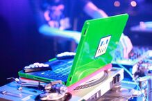 Mesa de DJ com computador