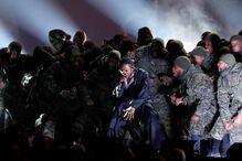 O pontapé de saída na cerimónia de prémios foi dado por Kendrick Lamar, que deixou a plateia ao rubro com uma atuação de 
