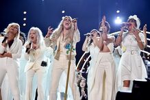 Kesha protagonizou um dos momentos da noite, ao interpretar 