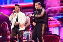 Luis Fonsi e Daddy Yankee durante performance da música 'Despacito'