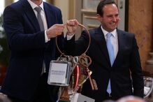 Fernando Medina, presidente da Câmara Municipal de Lisboa recebeu uma insígnia do seu homólogo de Kiev, cidade que acolheu o concurso em 2017.