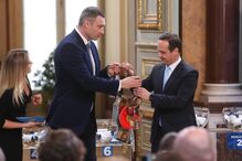 Fernando Medina, presidente da Câmara Municipal de Lisboa recebeu uma insígnia do seu homólogo de Kiev, cidade que acolheu o concurso em 2017.