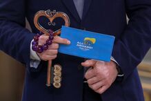 Fernando Medina, presidente da Câmara Municipal de Lisboa recebeu uma insígnia do seu homólogo de Kiev, cidade que acolheu o concurso em 2017.