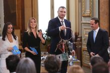 Fernando Medina, presidente da Câmara Municipal de Lisboa recebeu uma insígnia do seu homólogo de Kiev, cidade que acolheu o concurso em 2017.