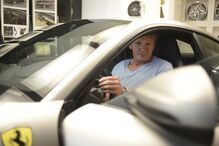 Gordon Ramsey cobre matrícula de Ferrari para fugir à polícia