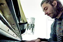 Salvador Sobral partilha vídeo a tocar piano 
