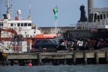 Activistas da Greenpeace acorrentam-se a navio petroleiro na Nova Zelândia