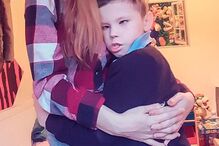 Menino sofre de síndrome que só lhe permite ter uma expressão facial