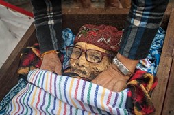 Ritual 'Limpeza do Cadáver' na Indonésia. 