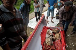 Ritual 'Limpeza do Cadáver' na Indonésia. 