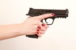 Mulher com arma