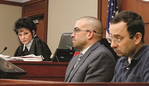 Larry Nassar (dir.) em tribunal