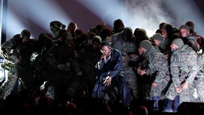 O pontapé de saída na cerimónia de prémios foi dado por Kendrick Lamar, que deixou a plateia ao rubro com uma atuação de 'XXX' e 'DNA'. 