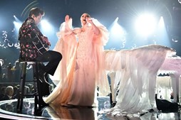 Lady Gaga emocionou a plateia com 'Joanne' e 'Million Reasons'