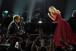 Elton John e Miley Cyrus interpretam  'Tiny Dancer'
