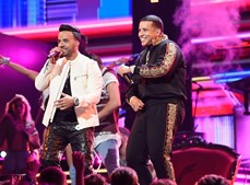 Luis Fonsi e Daddy Yankee durante performance da música 'Despacito'