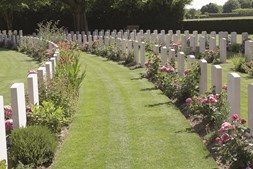 No cemitério militar repousam mais de quatro mil soldados que tombaram na II Guerra Mundial