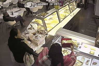 Mulher distraiu a funcionária com uma suposta encomenda, enquanto outra dava indicações à menina de 14 anos