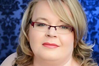 Mulher usa chantíli para fazer sexo com o cão enquanto filma