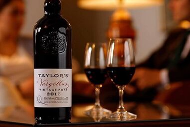 Na colheita de 2015 temos notas de mirtilos, compota e chocolate. Com uma boca longa. 60 euros 