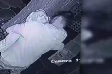 Alex Pall apanhado aos beijos com outra mulher